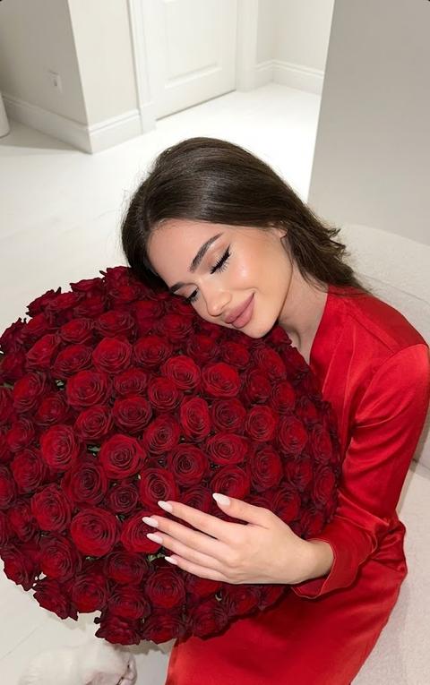 Сверхреалистичное кинематографическое фото, снятое сверху в мягко освещенной белой роскошной квартире с элегантными нейтральными тонами и минималистичным декором.
Рядом сидим белый котенок.Макияж: ровный тон кожи с влажным сиянием, лёгкий хайлайтер в уголках глаз, на скулах и переносице. Длинные стрелки к вискам, накладные пучковые ресницы в стиле аниме (manga lashes). На губах пыльно-розовый оттенок с мягким оверлайном.
В кадре доминирует массивный, пышный букет примерно из 2000 ярко красных роз – бархатистых, свежих, плотно расположенных, выходящих за пределы кадра.
Маникюр молочный, миндаль, ровный, аккуратный.
За ним, чуть правее, женщина непринужденно склонилась над цветами, мягко опустив голову среди них, глаза слегка прикрыты, безмятежная улыбка – лицо точно такое же, как на референсе.Её левая рука грациозно обнимает букет, изящная кисть расслаблена, колец нет.
Шёлковые бретельки ярко-красного платья намекают на сдержанную роскошь.
Кинематографичный, мягкий фокус, ультрареалистичность 8K, редакционный стиль Vogue – воздушность, интимность, эстетика моды и роскоши.
Фото сделано на айфон 17 со вспышкой в ночное время.Фотореализм, высокая текстурная детализация, разрешение 8K.Фото 3:4.